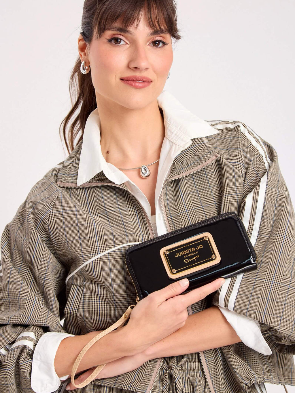 Billetera Hand Pocket Negro Con Nude De Charol