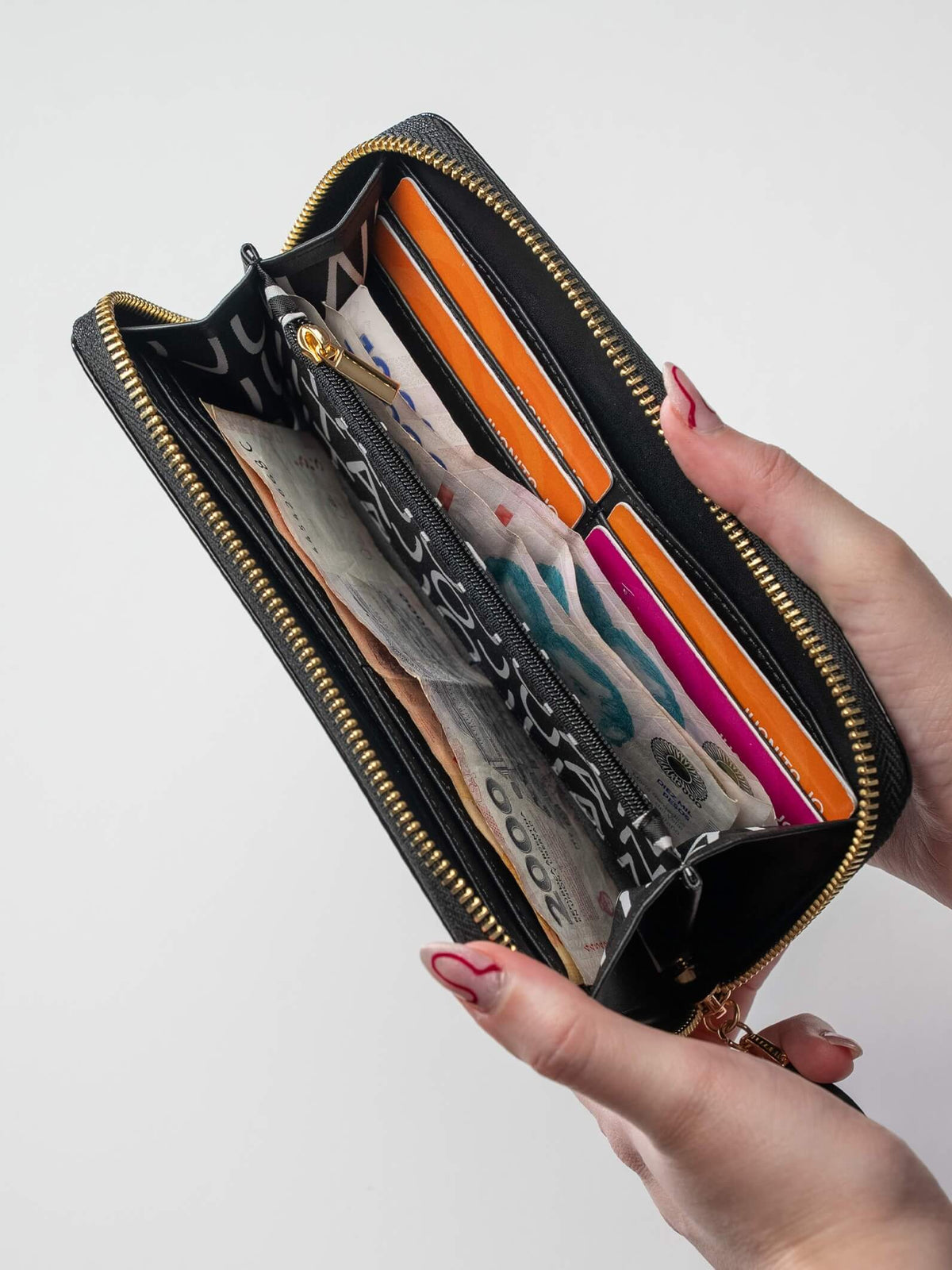 Billetera Hand Pocket Negro Con Nude De Charol